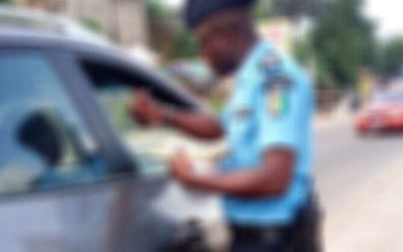 Un homme fait disparaître le se3e d’un policier qui le gêne
