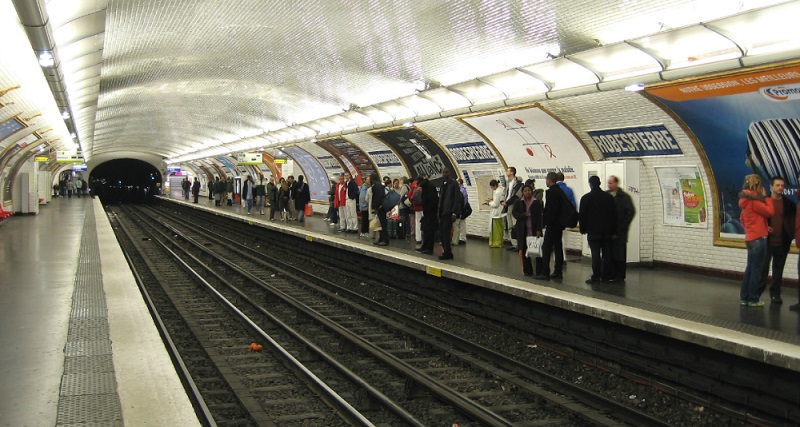 Un homme ivre tente de jeter une femme sur les rails à l’arrivée d’un train