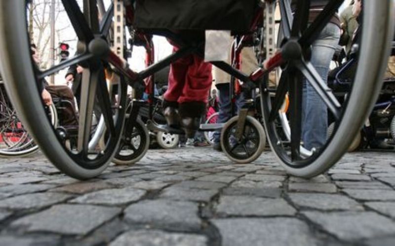 Un homme propose d’aider un handicapé et lui vole son porte-monnaie