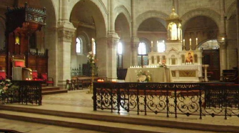 Un homme tente de pénétrer de force dans la cathédrale de Nîmes et crie « Allahu Akbar »