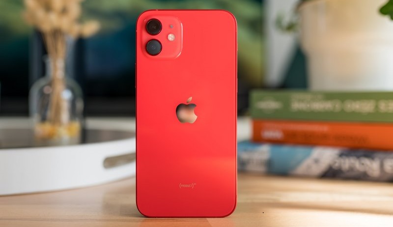 Un iPhone 12 jeté d’une hauteur de 2 mètres, voici ce qui lui arrive (vidéo)