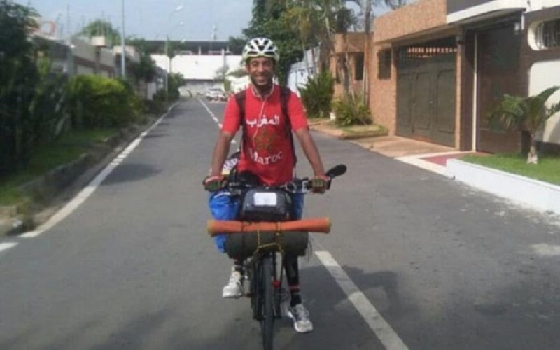 Un jeune Marocain s’engage pour la paix en faisant le tour du monde à vélo
