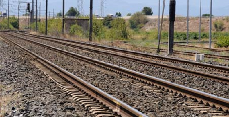 Un jeune de 15 ans, endormi sur les rails, échappe de justesse à la mort