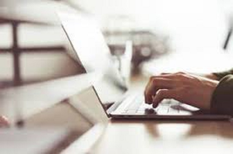 Un jeune diplômé encense la toile pour décrocher un job