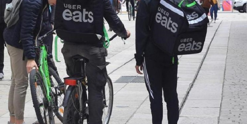 Un livreur d’Uber Eats surpris en plein deal de drogues