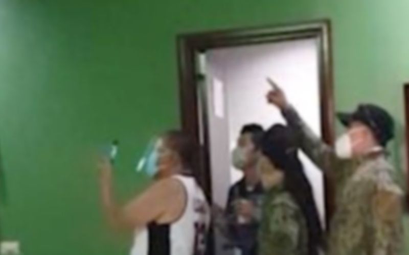 Un mari surprend sa femme infidèle cachée dans le faux plafond d’une chambre d’hôtel