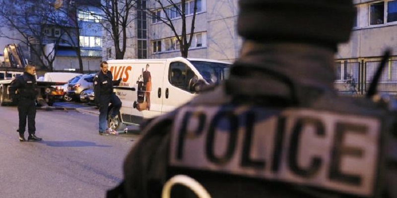 Un mari violent tabasse sa femme infidèle et la force à décapiter son amant