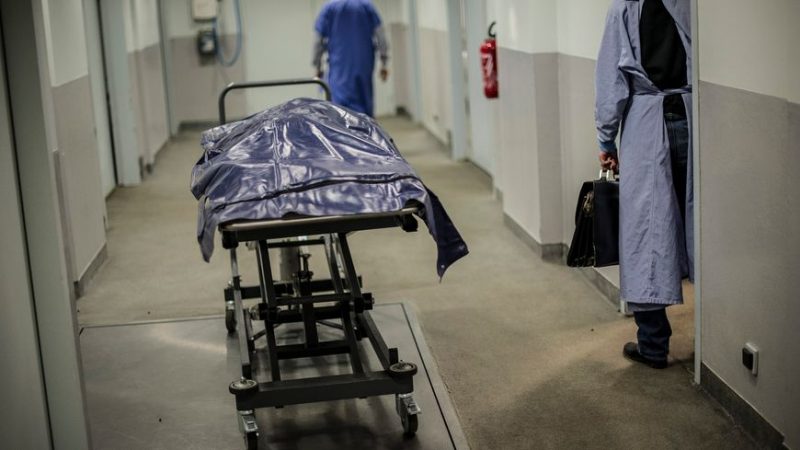 Un médecin surpris en train d’avoir des relations se3uelles avec une femme décédée