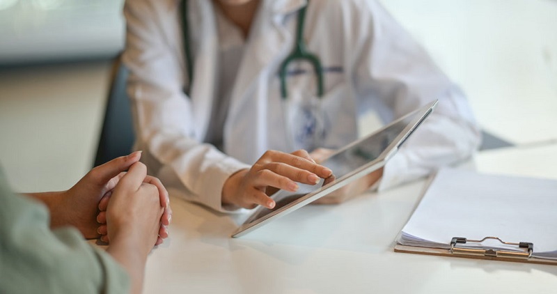 Un neurologue nomme des symptômes d’un AVC imminent