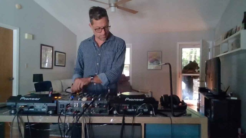 Un ours noir s’invite chez un DJ qui ne s’en rend pas compte (vidéo)