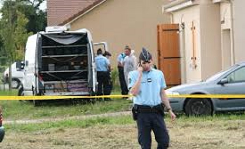Un père de famille tente de tuer sa fille de 28 ans