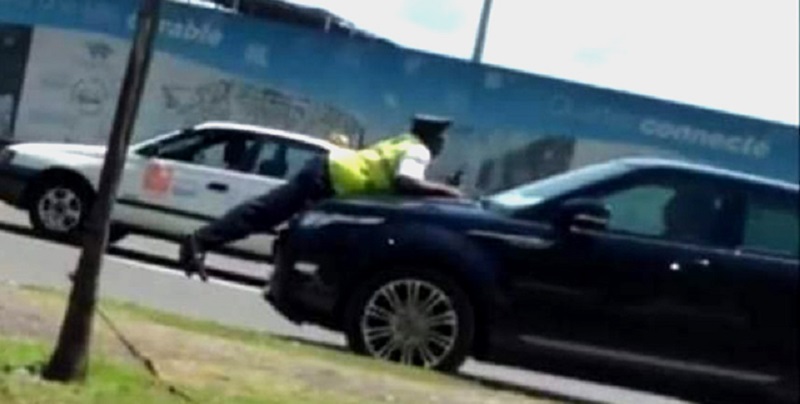 Un policier percuté et traîné par un chauffeur de taxi