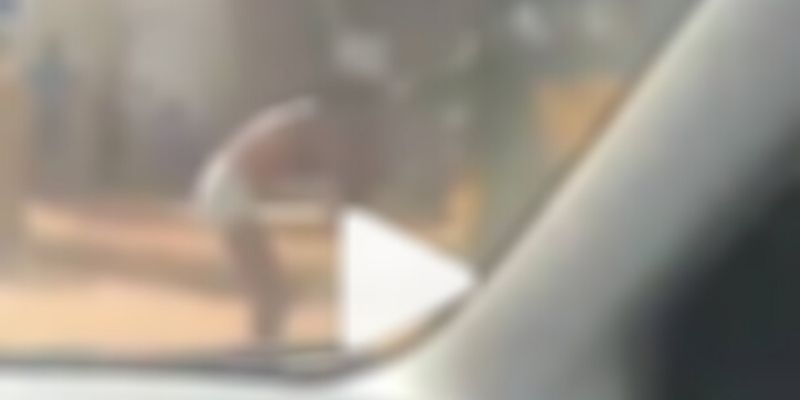 Un soldat filmé en train de battre et de déshabiller ; voici la raison (vidéo)