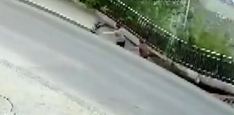 Un trottoir s’effondre en emportant avec lui des passantes (vidéo choc)