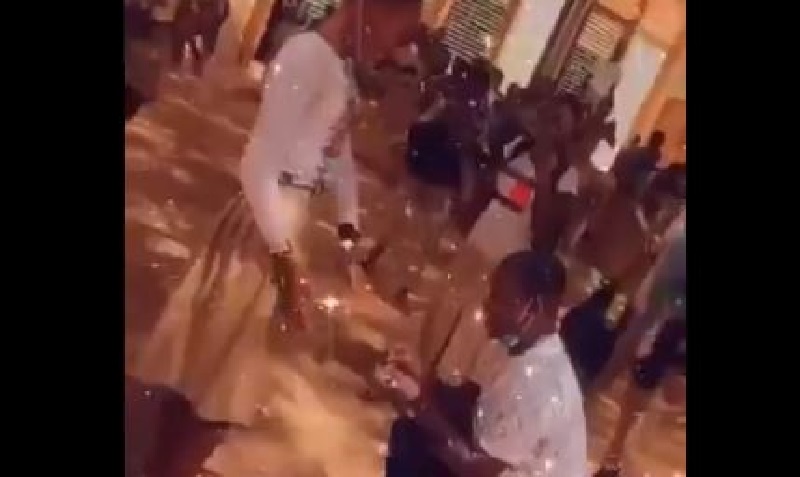 Un ‘veux-tu m’épouser ?’ en milieu scolaire fait le buzz (vidéo)