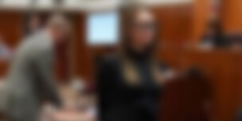 Une Américaine poursuivie pour s’être promenée seins nus chez elle