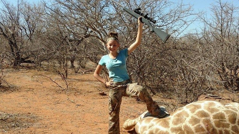 Une adolescente pose avec la girafe qu’elle vient de tuer et provoque l’indignation