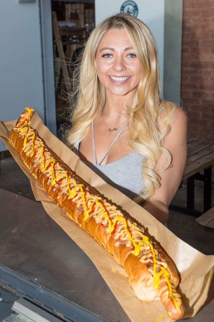 Une blogueuse termine un hot-dog de près d’un mètre de long (Photos)