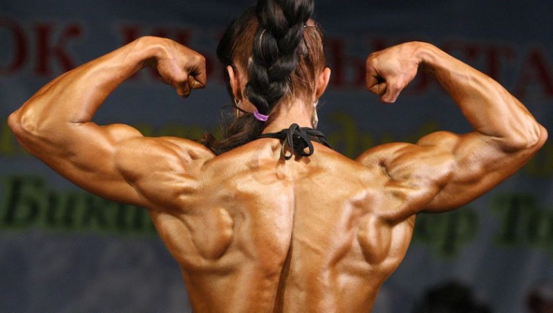 Une bodybuildeuse pro se déguise en mamie et surprend toute la salle
