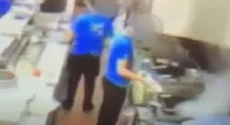 Une caméra filme 3 serveurs crachant dans la nourriture de 2 policiers