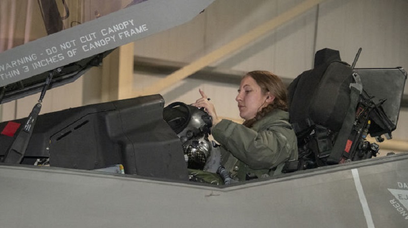 Une capitaine de l’US Air Force devient la première femme à piloter un F-35 au combat