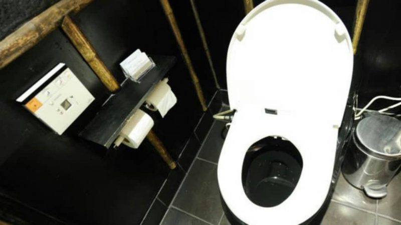 Une entreprise pose des toilettes inclinées pour raccourcir les pauses des employés