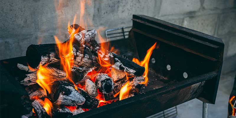 Une étude révèle le danger mortel de la cuisson au charbon de bois
