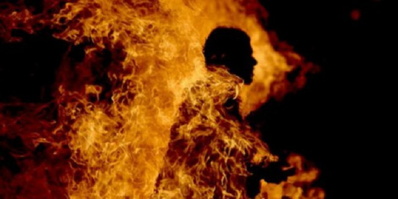 Une femme asperge son conjoint d’essence et allume le feu