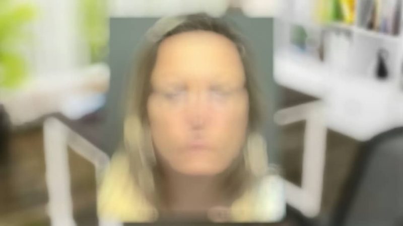 Une femme gagne  au loto et défèque sur le bureau  de son patron pour lui dire au revoir