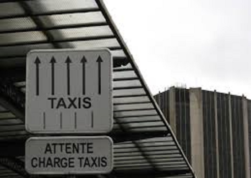 Une femme gare son auto sur une place réservée aux taxis : la réaction surprenante d’un chauffeur énervé