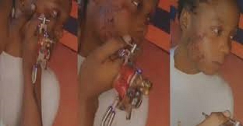 Une fille tatoue le nom de son petit ami sur son visage pour lui prouver son amour (vidéo)