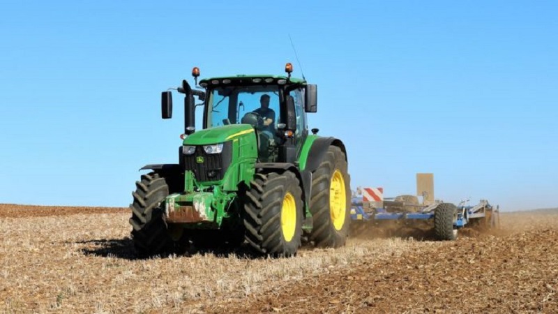France : un homme meurt sous son tracteur