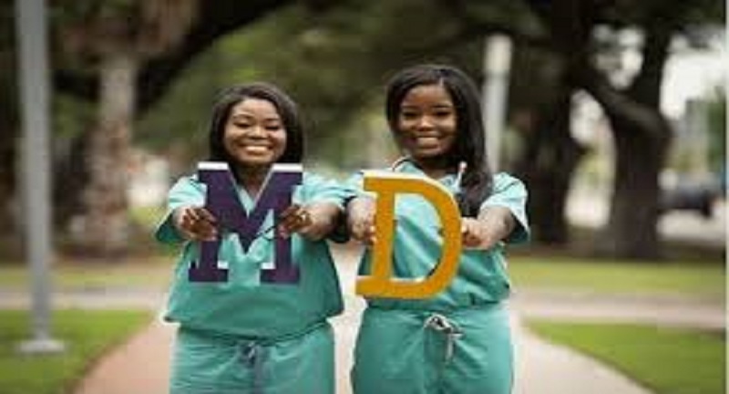 Une mère et sa fille reçoivent leur diplôme de médecine le même jour (photos)