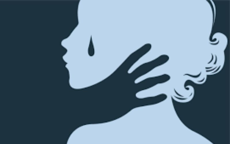 Une mère étrangle sa fille avec son pantalon de pyjama et affirme qu’elle s’est pendue