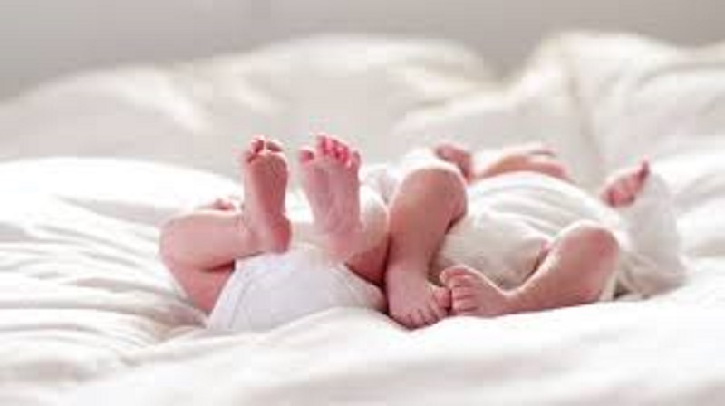 Une mère tatoue son bébé pour le distinguer de son jumeau et fait polémique