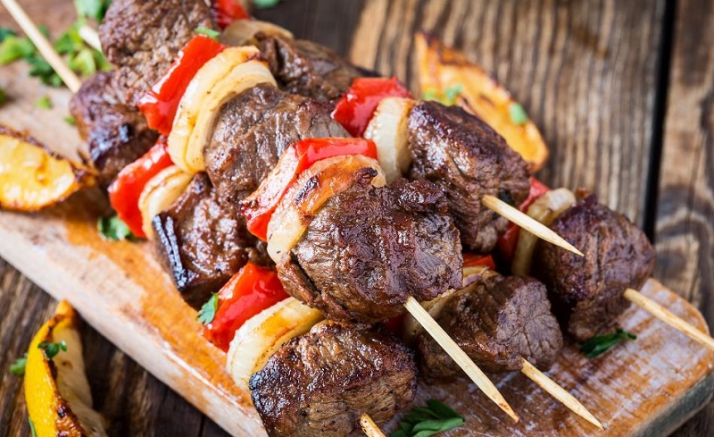 Une nutritionniste explique comment éviter l’effet cancérigène des brochettes