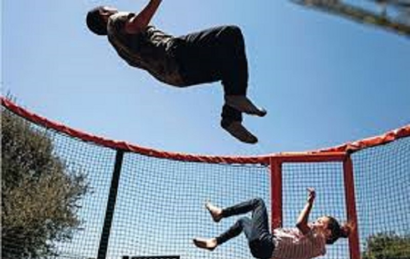 Une petite fille forcée de sauter sur un trampoline jusqu’à la mort