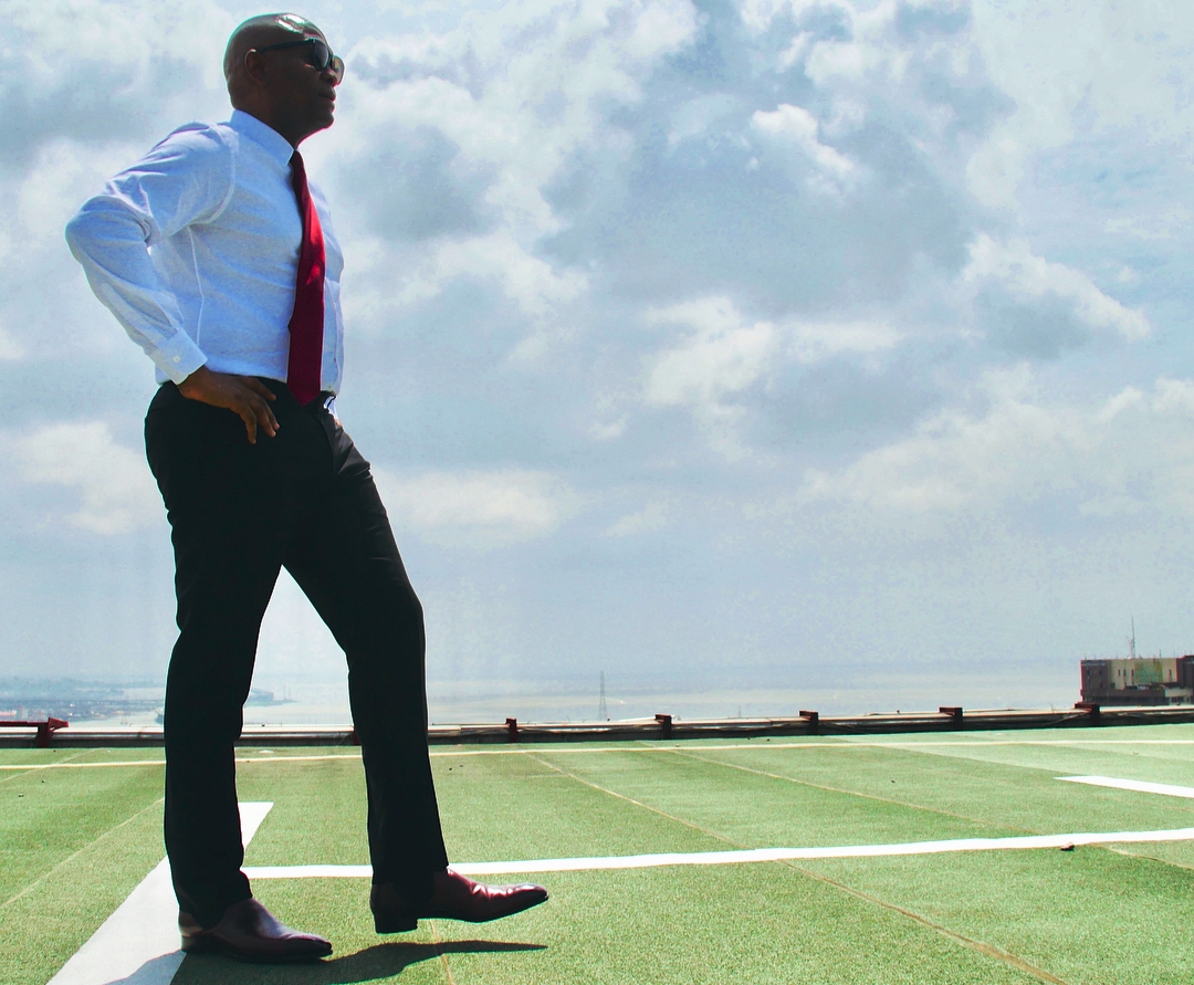 Une rare photo du milliardaire Tony Elumelu en séance de Yoga fait le buzz sur le web