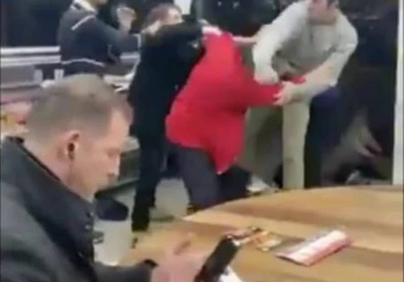 [Vidéo] Une violente bagarre éclate sous ses yeux, il mange son sandwich comme si de rien n’était