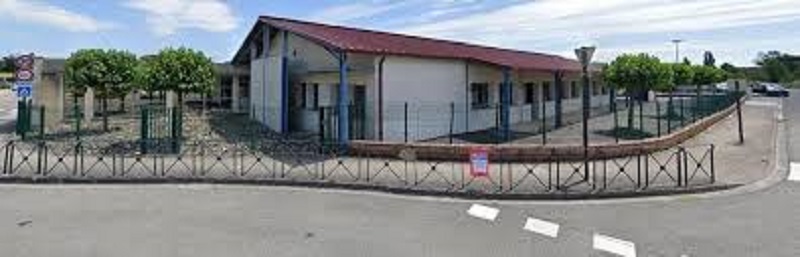 Une voiture percute le mur d’une classe d’école