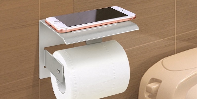 Utiliser son smartphone aux WC augmente les risques de développer les hémorroïdes (études)