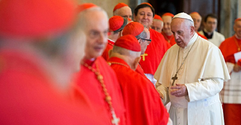 Vatican : Un cardinal viré par le Pape François saisit la justice et réclame des indemnisations