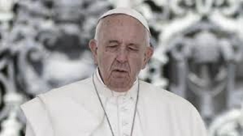 Vatican : le pape François sauvé de justesse par les pompiers