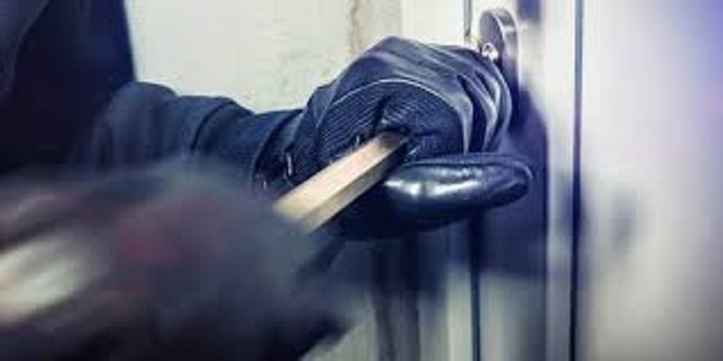 Pris en flagrant délit, 2 cambrioleurs disent aux policiers qu’ils cherchent un endroit où dormir