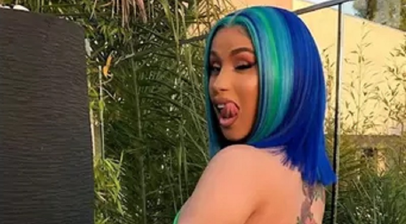 Cardi B : robe moulante, la star se balade toute nue (vidéo)