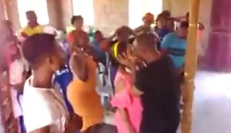 [Vidéo] Cette méthode de délivrance de ce pasteur zimbabwéen suscite des réactions
