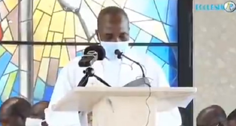 [Vidéo] Consternation après le décès d’un prêtre catholique en pleine messe le dimanche