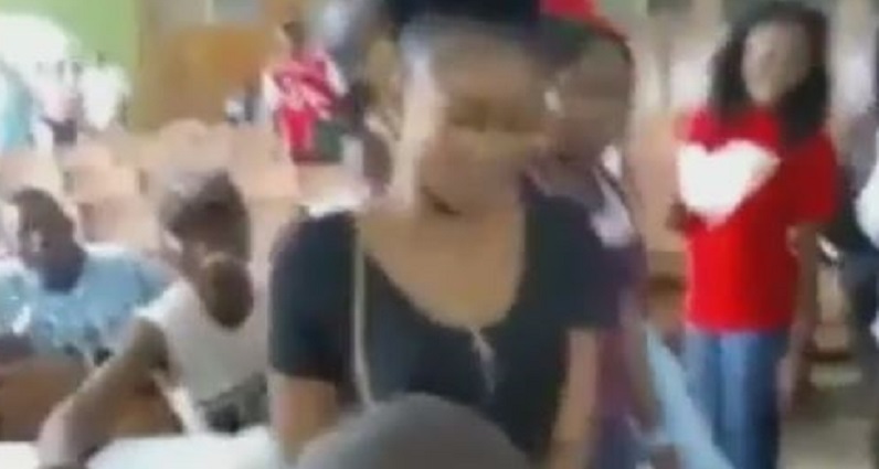 [Vidéo] Devant toute la fac, elle répond par une gifle à la demande en mariage de son petit ami