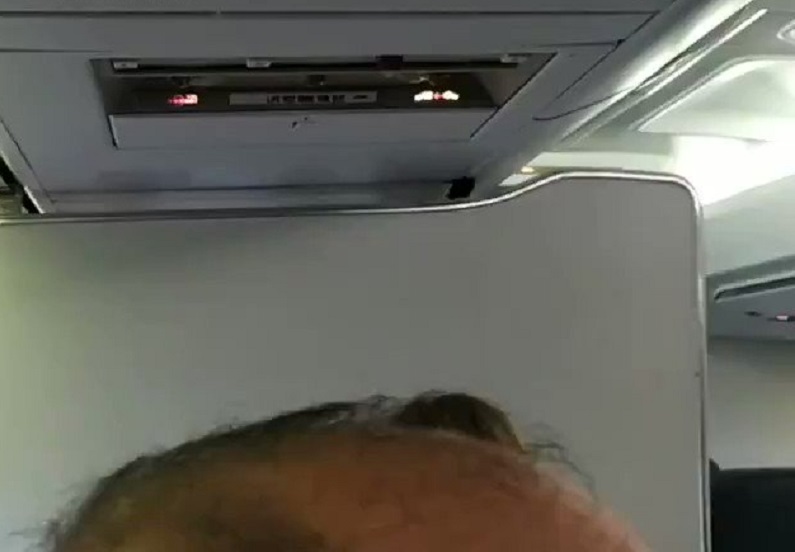 [Vidéo] En plein vol, un moteur tombe en panne sur un Boeing, des passagers prient, d’autres boivent du whisky