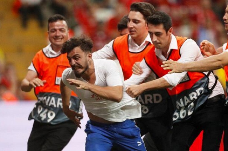 [Vidéo] Il fait irruption sur le terrain en plein match Liverpool – Chelsea